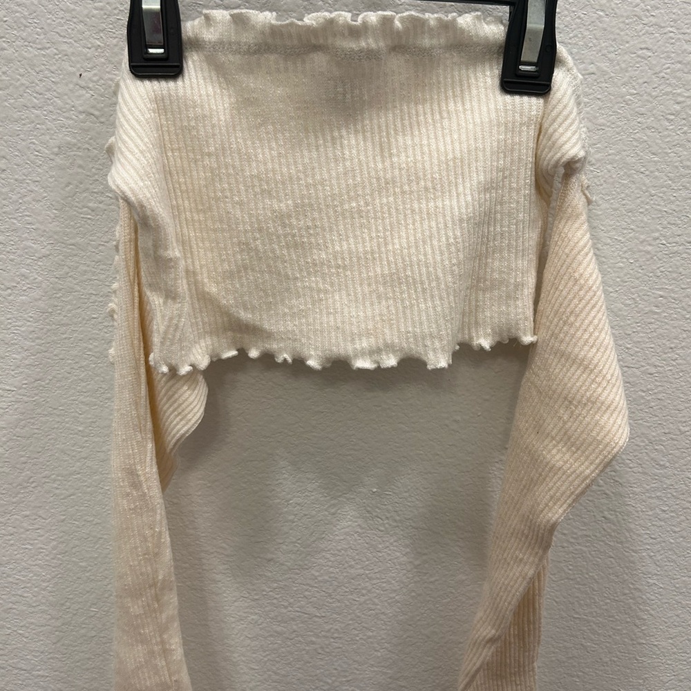 Women’s cream crop top with sleeves